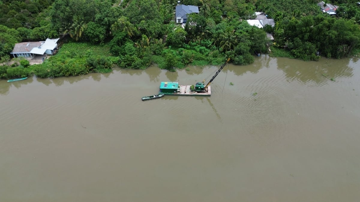 Đại diện các đơn vị khai thác cát cam kết thực hiện các biện pháp bảo vệ môi trường trong quá trình khai thác. Ảnh: Hồ Thảo.