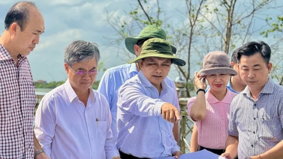 Ông Trần Văn Lâu, Bí thư Tỉnh ủy Vĩnh Long (đứng giữa) cùng đoàn công tác khảo sát kè Cổ Chiên. Ảnh: Minh Đảm.
