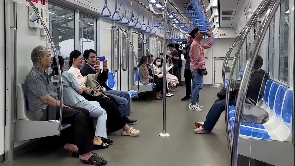 Người dân được khuyến khích sử dụng Metro số 1 để di chuyển đến khu vực trung tâm trong đêm diễn ra chương trình bắn pháo hoa. Ảnh: Trần Phi.