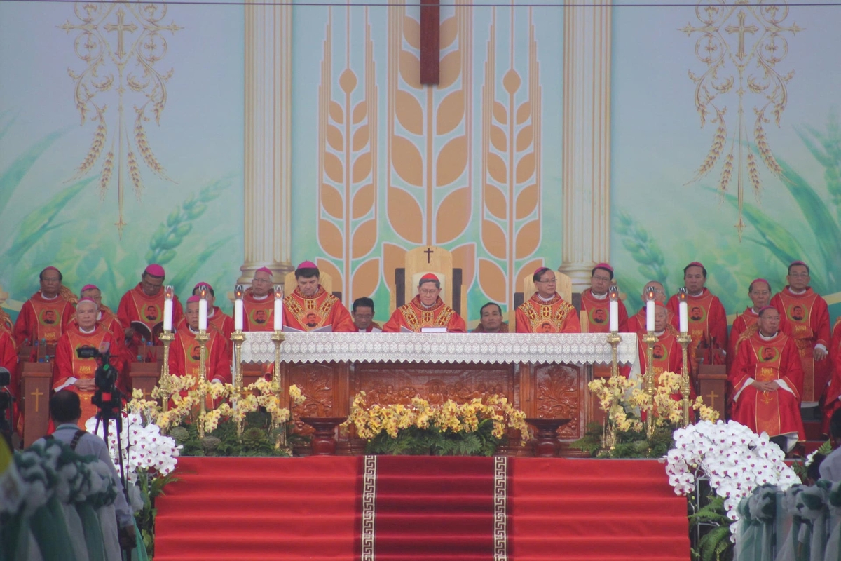 Theo ủy nhiệm của Tòa thánh Vatican, sáng 2/7, Đức Hồng y Luis Antonio G. Tagle - Tổng trưởng Phân bộ khởi đầu loan báo Tin mừng - chủ sự Thánh Lễ tuyên phong Chân phước cho linh mục Phanxicô Xaviê Trương Bửu Diệp. Ảnh: Trọng Linh.