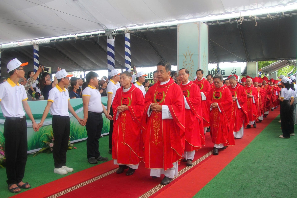 Đoàn rước tiến đến lễ đài. Ảnh: Trọng Linh.