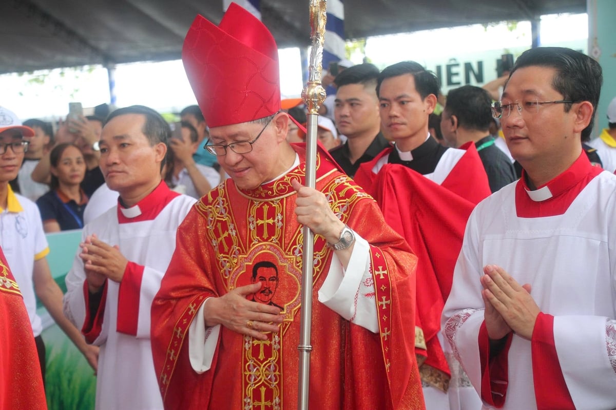 Đức Hồng y Luis Antonio G. Tagle cùng đoàn rước vào Thánh lễ. Ảnh: Trọng Linh.