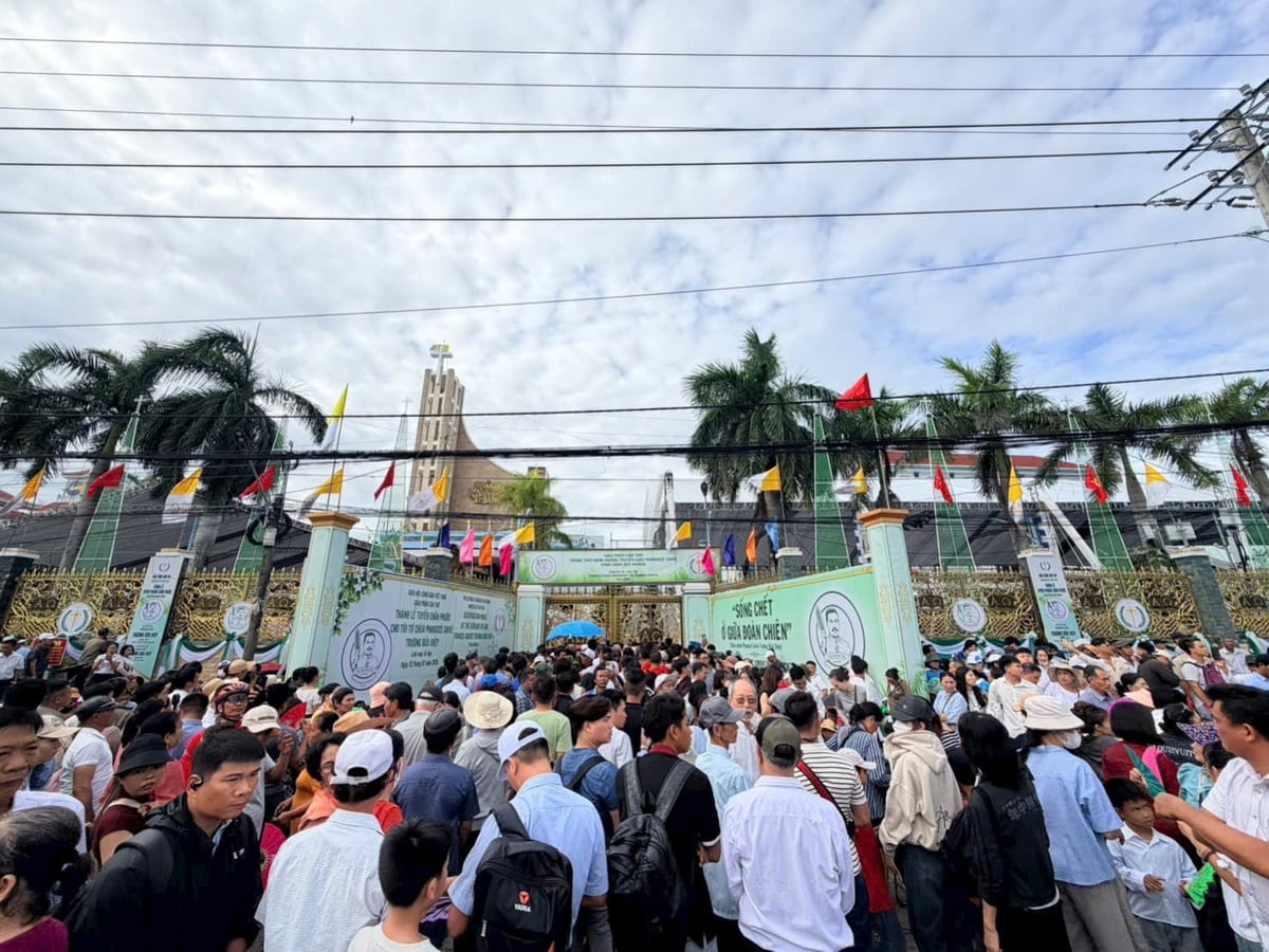 Hàng chục nghìn người từ nhiều tỉnh, thành đã về Trung tâm hành hương Tắc Sậy tham dự Thánh lễ. Ảnh: Trọng Linh.