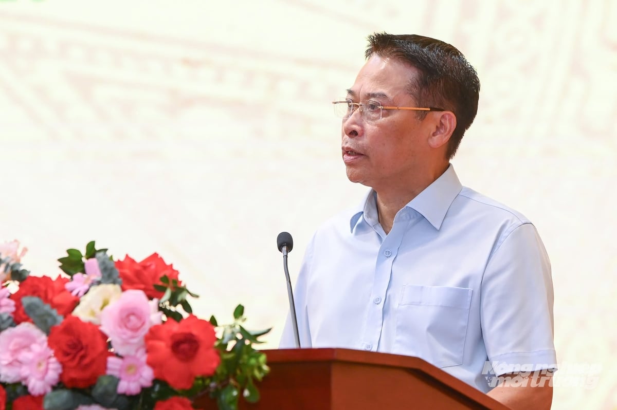 Cục trưởng Cục Quản lý Đất đai Đào Trung Chính báo cáo tại Hội nghị Sơ kết công tác 6 tháng đầu năm và triển khai nhiệm vụ 6 tháng cuối năm 2026 của ngành Nông nghiệp và Môi trường. Ảnh: Tùng Đinh.