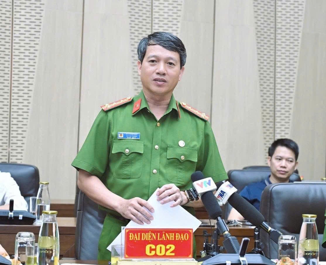 Đại tá Bùi Tuấn Anh - Phó Cục trưởng C02, Bộ Công an thông tin tại buổi họp báo. Ảnh: BCA.