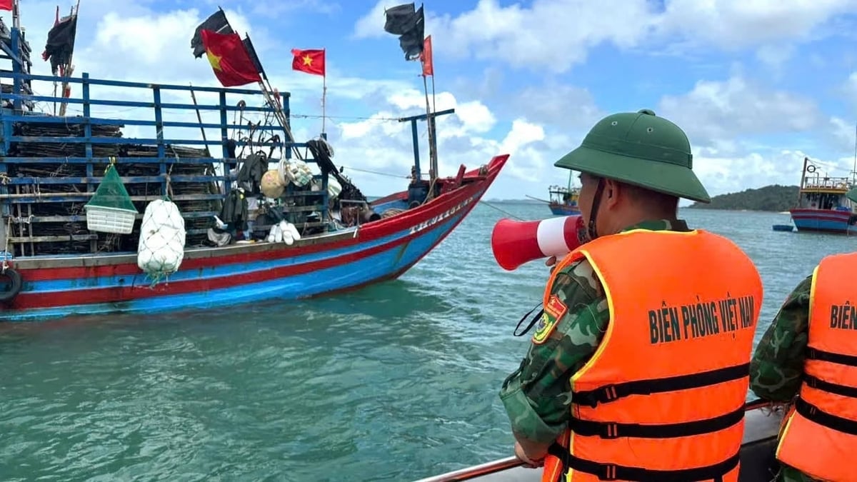Lực lượng biên phòng kêu gọi tàu thuyền tránh bão số 1. Ảnh: Thu Báu.