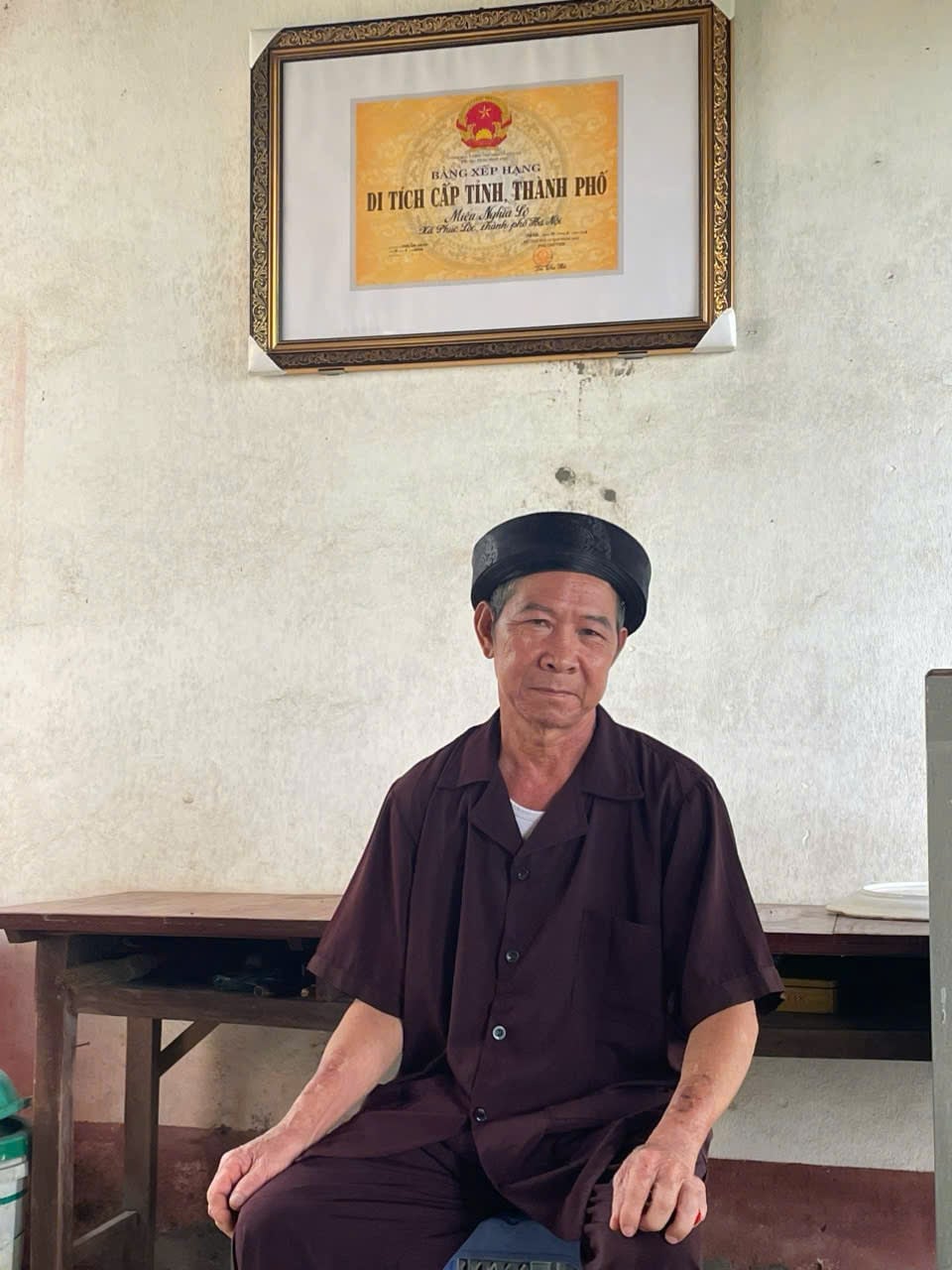 Ông Ngô Đình Tự (64 tuổi, thủ từ miếu Nghĩa Lộ). Ảnh: Thùy Dương.