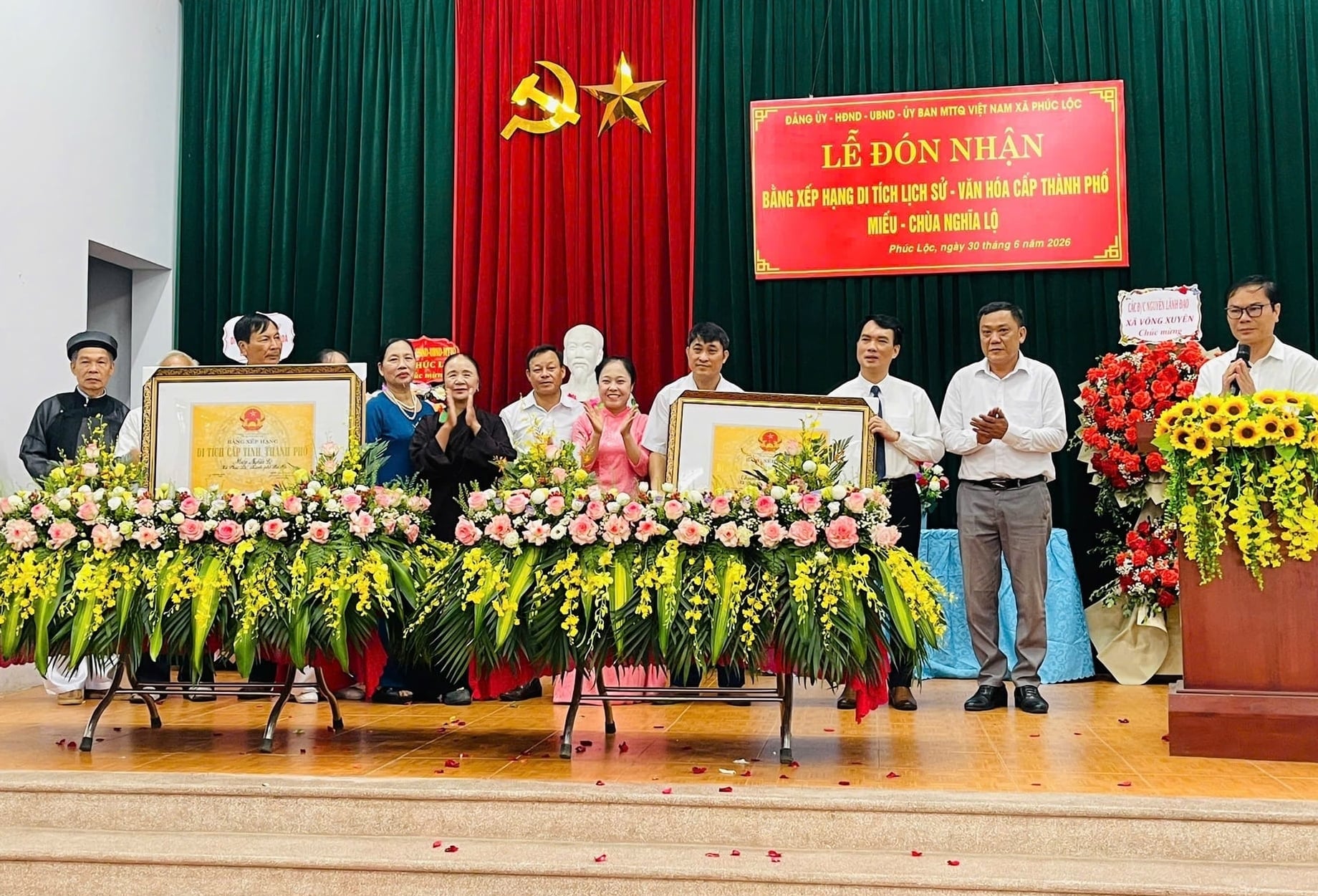 Trao Bằng xếp hạng Di tích lịch sử - văn hóa cấp Thành phố cho Ban quản lý di tích miếu - chùa Nghĩa Lộ. Ảnh: Dương Liêm.
