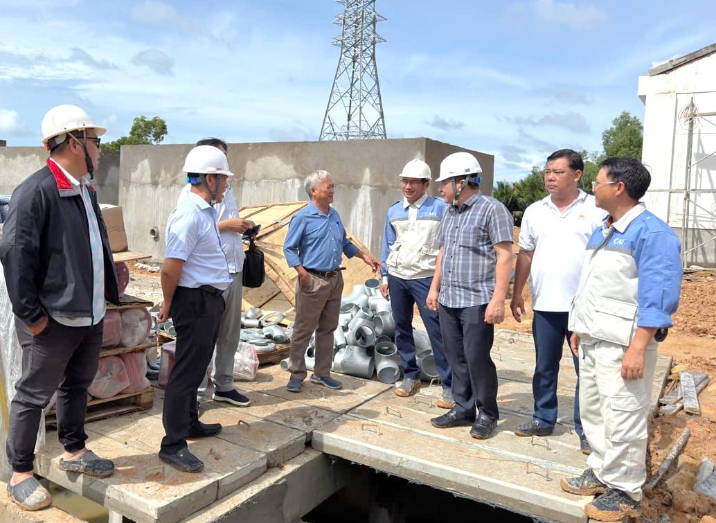 Đoàn công tác kiểm tra thực tế tình hình thi công, đôn đốc tiến độ các dự án điện trọng điểm phục vụ Tuần lễ Cấp cao APEC 2027 tại Đặc khu Phú Quốc, tỉnh An Giang. Ảnh: EVNSPC.
