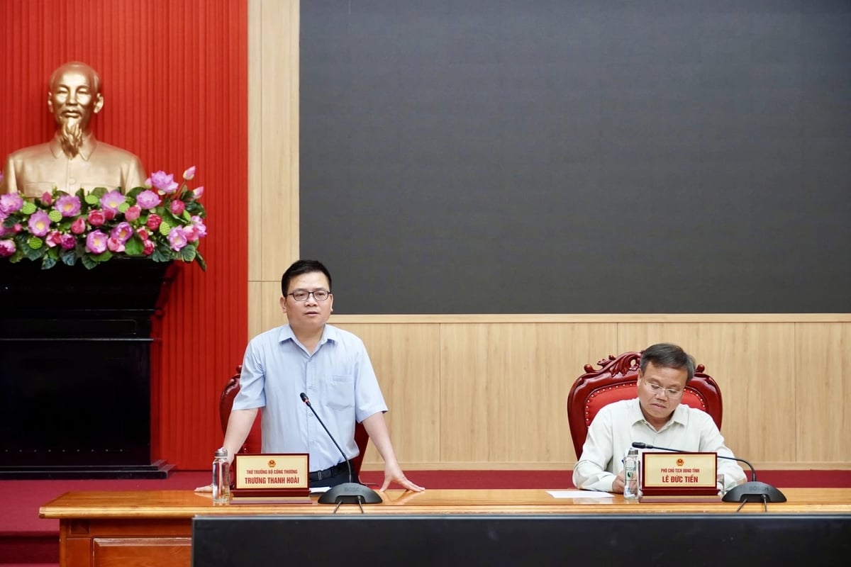 Đồng chí Trương Thanh Hoài, Thứ trưởng Bộ Công thương phát biểu kết luận tại buổi làm việc. Ảnh: Hoài Nam.
