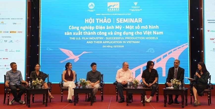 Các chuyên gia quốc tế và các nhà làm phim thảo luận tại tọa đàm 'Từ Hollywood đến Việt Nam - Kinh nghiệm, cơ hội và những thách thức trong bối cảnh mới'. Ảnh: VGP/Nhật Anh.