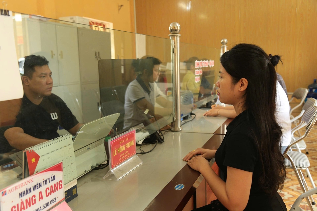 Nhiều thủ tục hành chính, cán bộ xã đã chủ động làm thay cho người dân. Ảnh: Thanh Tiến.