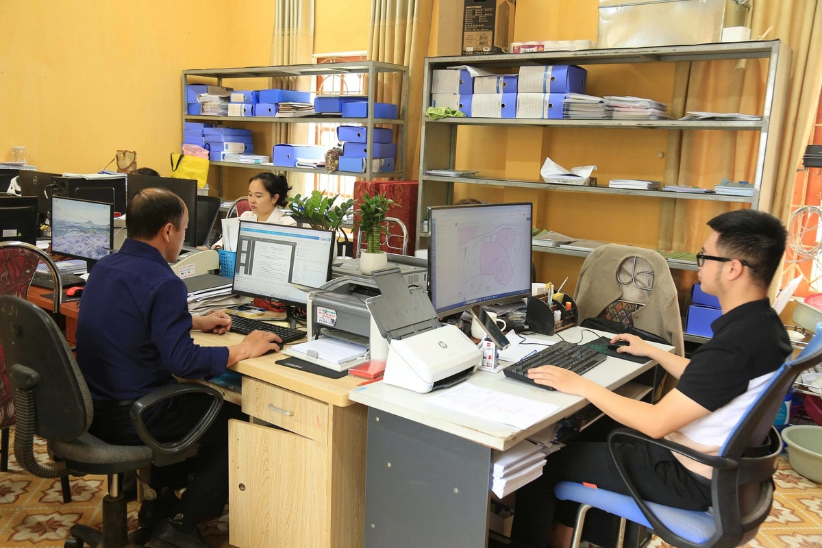 Cơ sở vật chất của chính quyền xã còn hạn chế, thiếu thốn. Ảnh: Thanh Tiến.