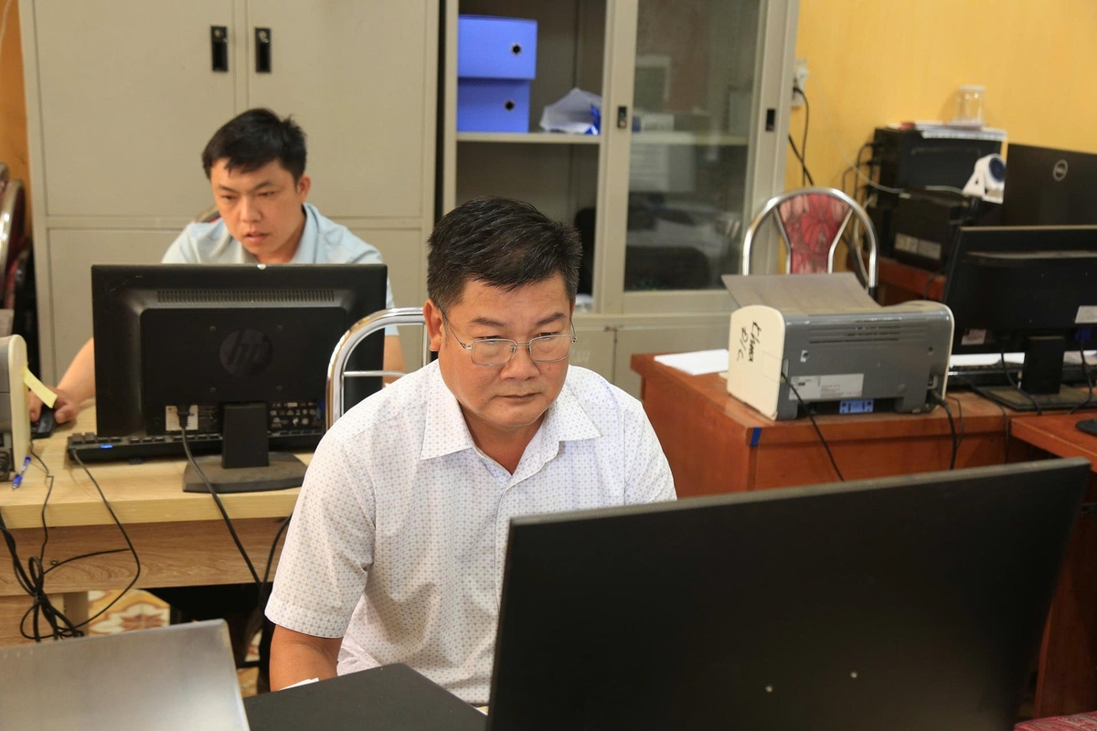 Nhiều cán bộ, công chức xã có lúc nản trí vì áp lực công việc sau sáp nhập. Ảnh: Thanh Tiến.