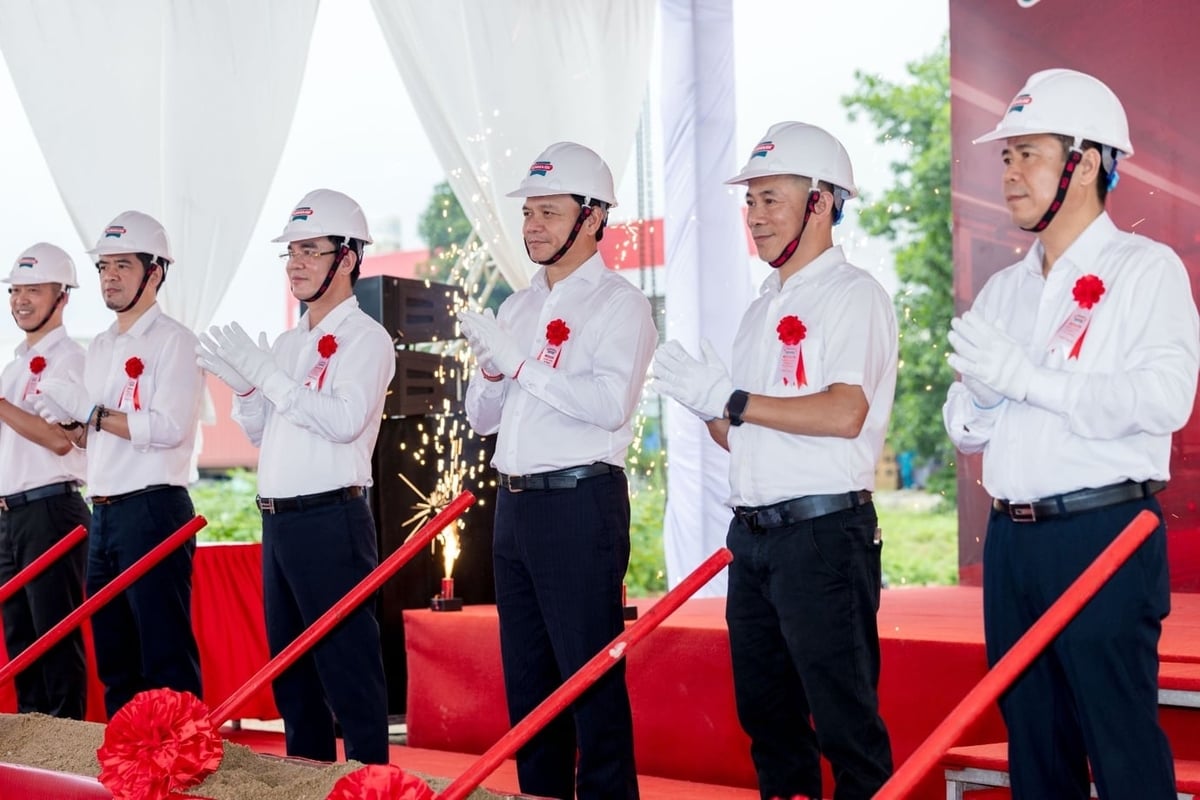 Ông Lê Thanh Sơn - Phó Trưởng ban Ban Quản lý các Khu công nghệ cao và Khu công nghiệp thành phố Hà Nội phát biểu tại lễ khởi công. Ảnh: SUNHOUSE.