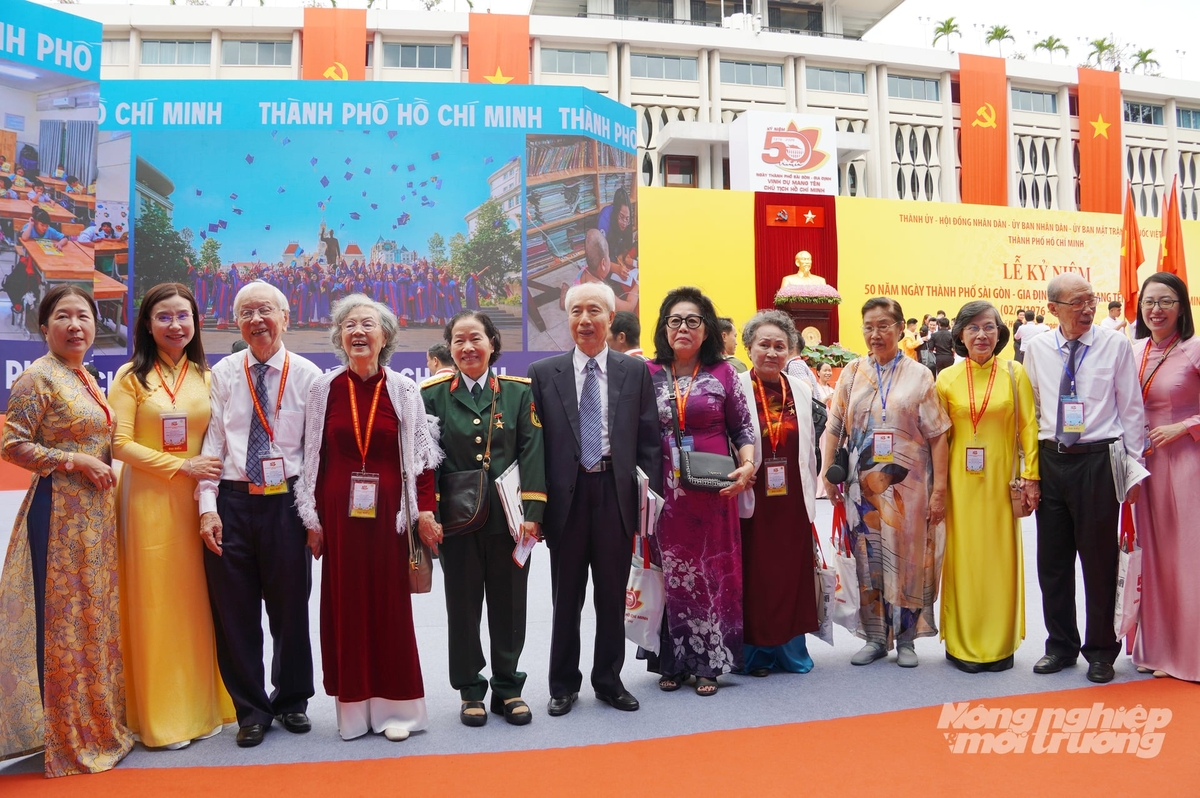 Ông Phạm Chánh Trực (86 tuổi, bí danh Năm Nghị), nguyên Phó Trưởng ban Kinh tế Trung ương, nguyên Phó Bí thư Thường trực Thành ủy, nguyên Chủ tịch HĐND TP.HCM (thứ ba từ trái sang) chụp hình cùng các đại biểu trong dịp Lễ kỷ niệm 50 năm thành phố Sài Gòn - Gia Định mang tên Bác. Ảnh: Nguyễn Thủy.