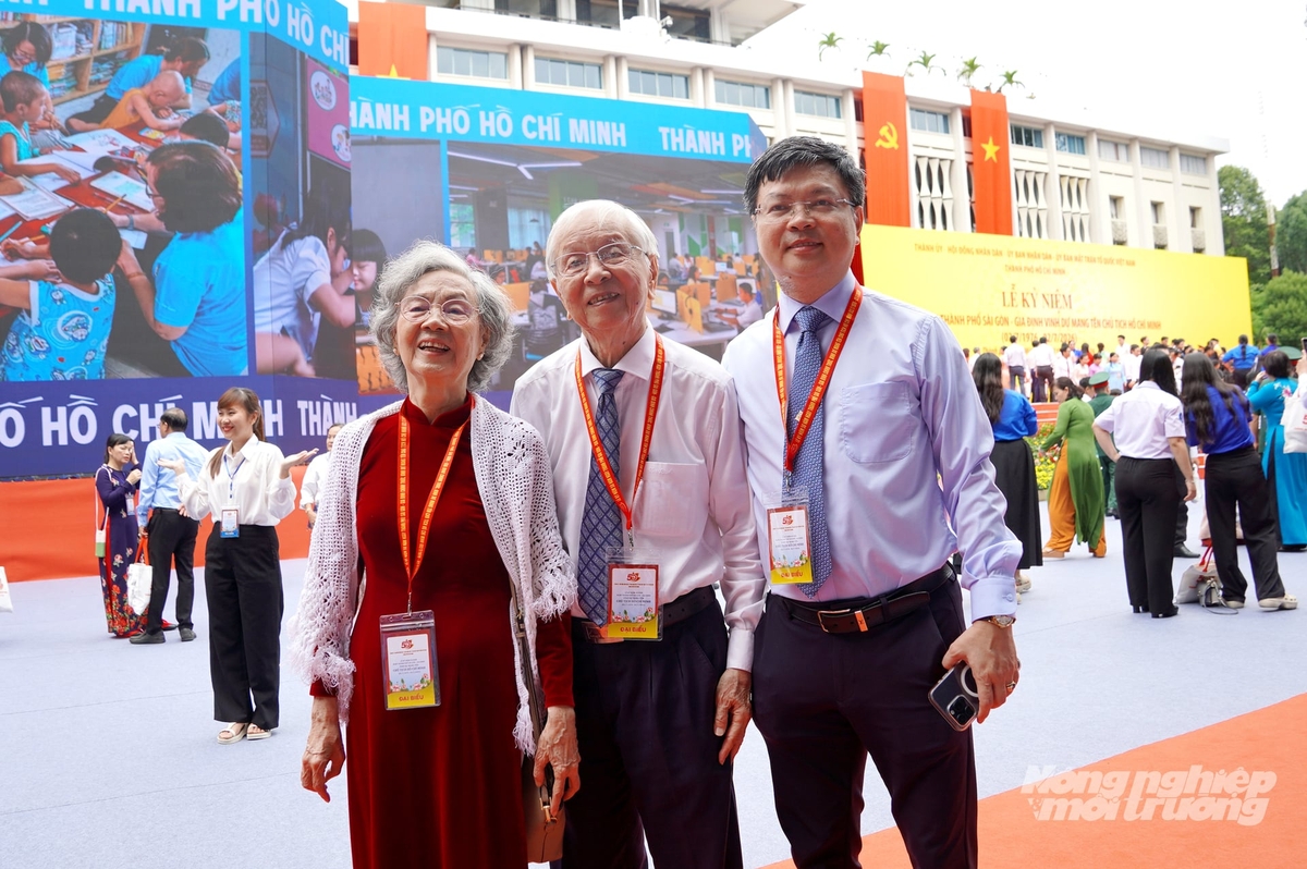 Gia đình ông Phạm Chánh Trực tại Lễ kỷ niệm 50 năm thành phố Sài Gòn - Gia Định mang tên Bác, sáng 2/7. Ảnh: Nguyễn Thủy.