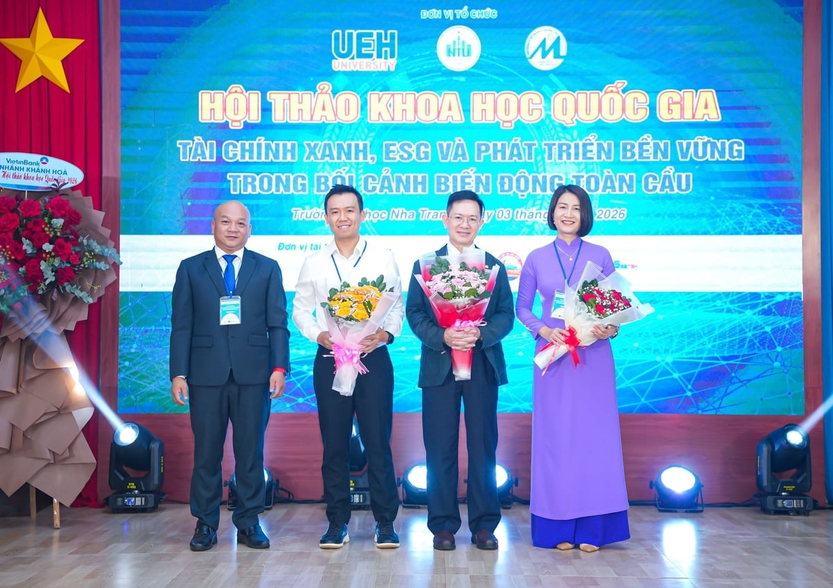 Ban Tổ chức tặng hoa cho các diễn giả. Ảnh: Phương Chi.