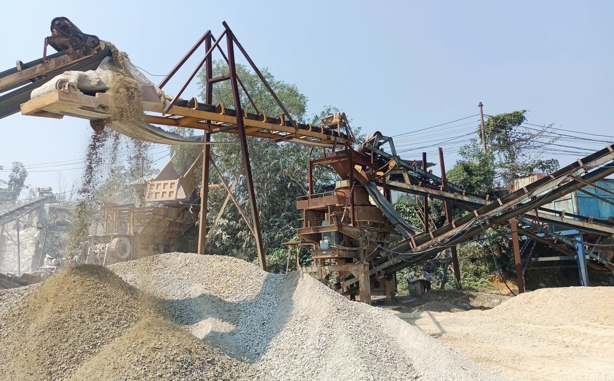 Công ty CP Đầu tư Thương mại phát triển Trường Sơn lắp đặt trạm nghiền đá và bãi chứa thành phẩm cát nhân tạo. Ảnh: Văn Dinh.