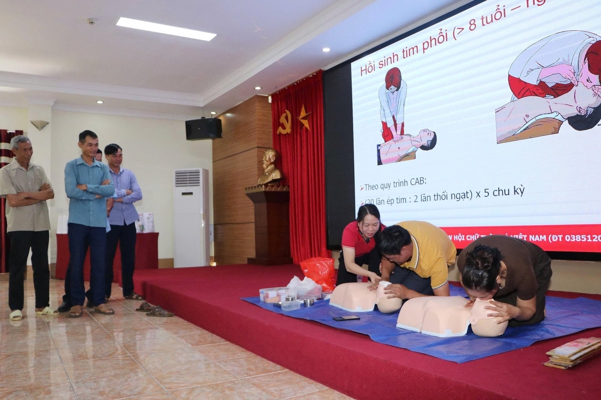 Các học viện được tập huấn kỹ năng sơ cứu. Ảnh: Nguyễn Oanh.