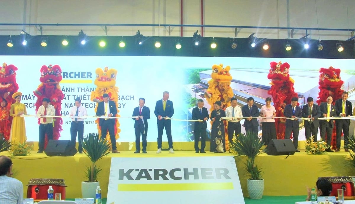Lãnh đạo TP. Đà Nẵng cùng các đại biểu thực hiện nghi thức cắt băng khánh thành dự án. Ảnh: L.A.