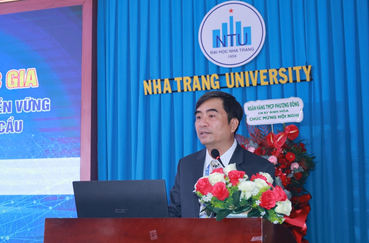 GS.TS Phạm Quốc Hùng, Phó Hiệu trưởng Trường Đại học Nha Trang phát biểu tại hội thảo. Ảnh: Phương Chi.