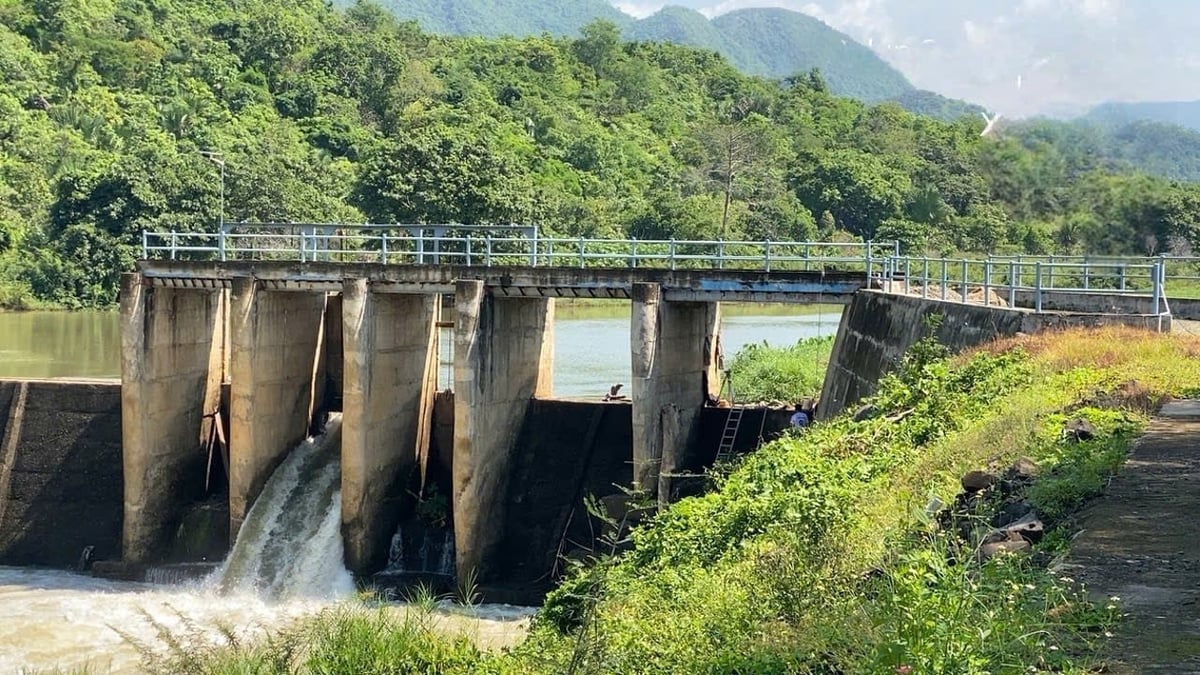 Kiểm tra lấy nước tại khu vực đập dâng Sông Lũy mở về đập 812. Ảnh: Văn Chuẩn.
