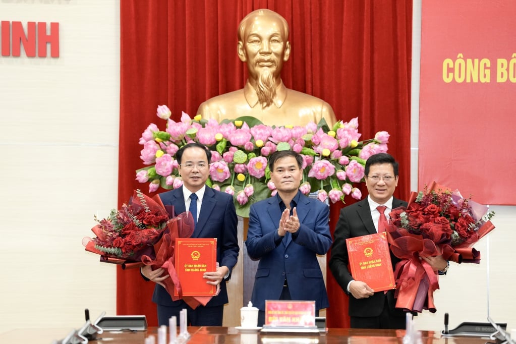 Chủ tịch UBND tỉnh Bùi Văn Khắng trao Quyết định cho ông Nguyễn Việt Dũng - Giám đốc Sở Giáo dục và Đào tạo và Lê Ngọc Thanh - Giám đốc Sở Văn hóa, Thể thao và Du lịch. Ảnh: Báo Quảng Ninh. 