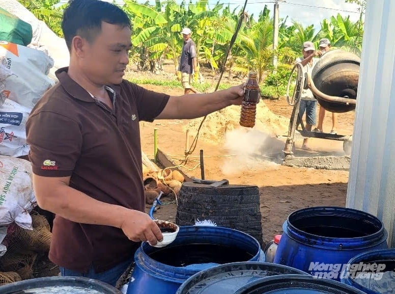 Mỗi tháng, cơ sở của anh Mai Đức Lại sản xuất khoảng 30 tấn than hoạt tính cùng hàng nghìn lít giấm gỗ từ gáo dừa. Ảnh: Minh Đảm.
