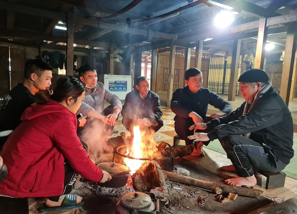 Ông Đặng Văn Minh (ngoài cùng bìa phải) kể chuyện về cây chè Shan tuyết quê mình. Ảnh: Đào Thanh.