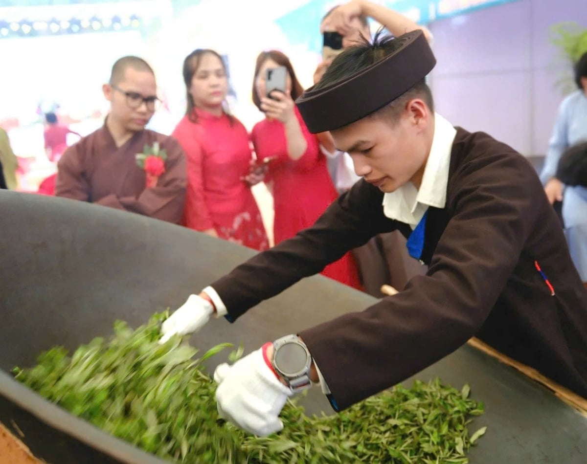 Đặng Văn Lòng tham gia phần thi chế biến chè Shan tuyết truyền thống tại Lễ hội miền chè di sản xã Cao Bồ. Ảnh: NVCC.