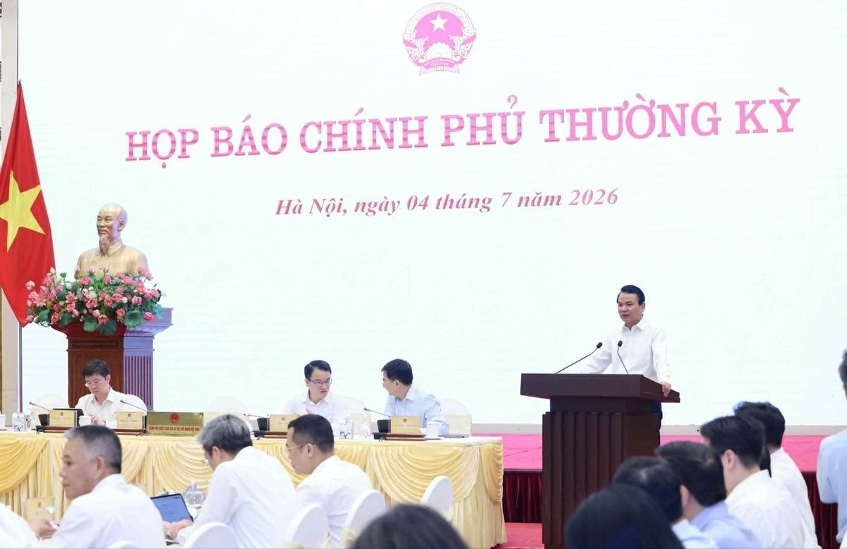 Bộ trưởng, Chủ nhiệm Văn phòng Chính phủ Đặng Xuân Phong thông tin về tình hình KTXH tháng 6 và 6 tháng năm 2026. Ảnh: VGP/QP.