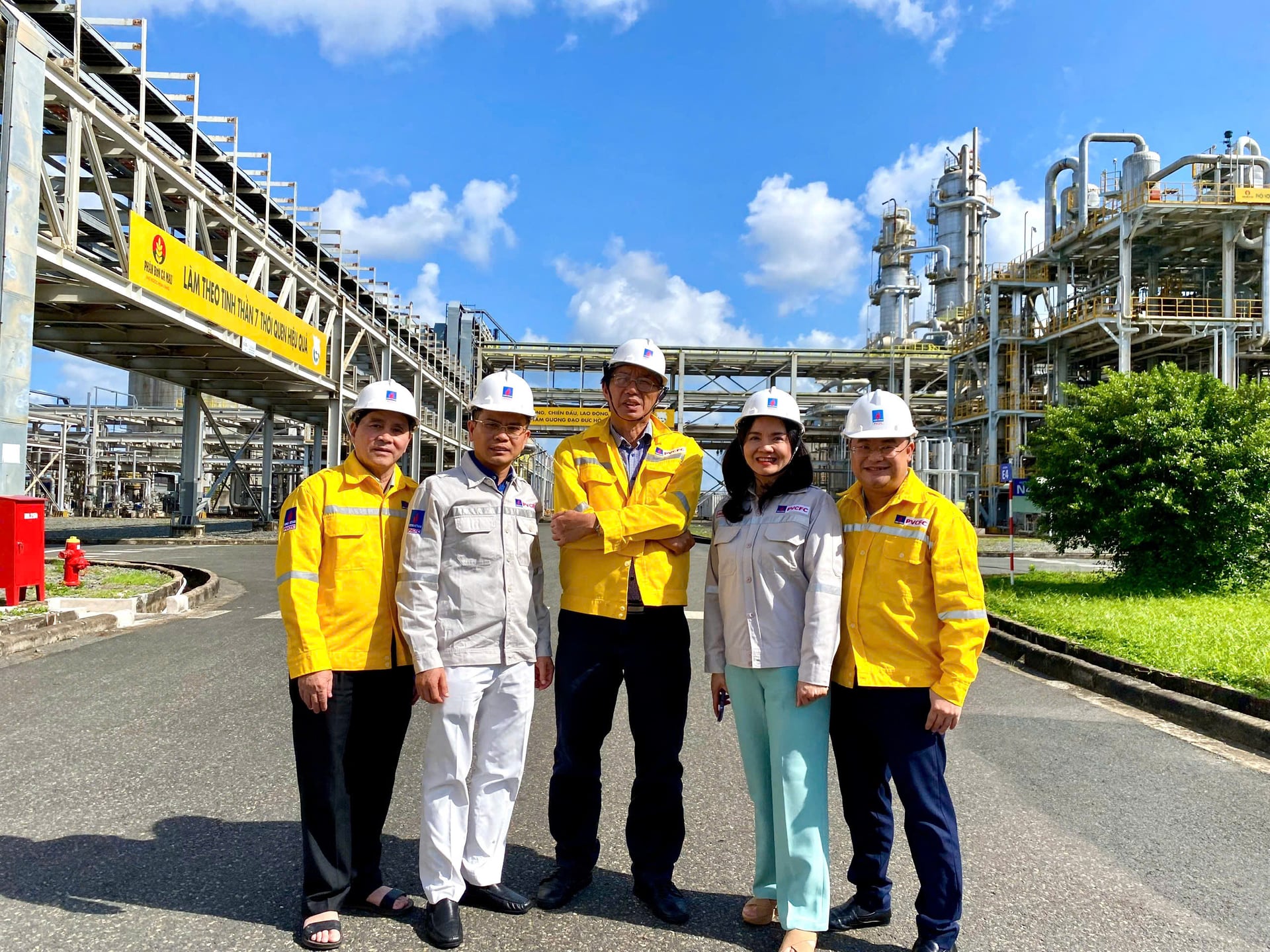 TS. Phùng Hà, Chủ tịch Hiệp hội Phân bón Việt Nam (giữa) thăm và làm việc tại Nhà máy Phân bón Cà Mau. Ảnh: Hoài Thơ. 