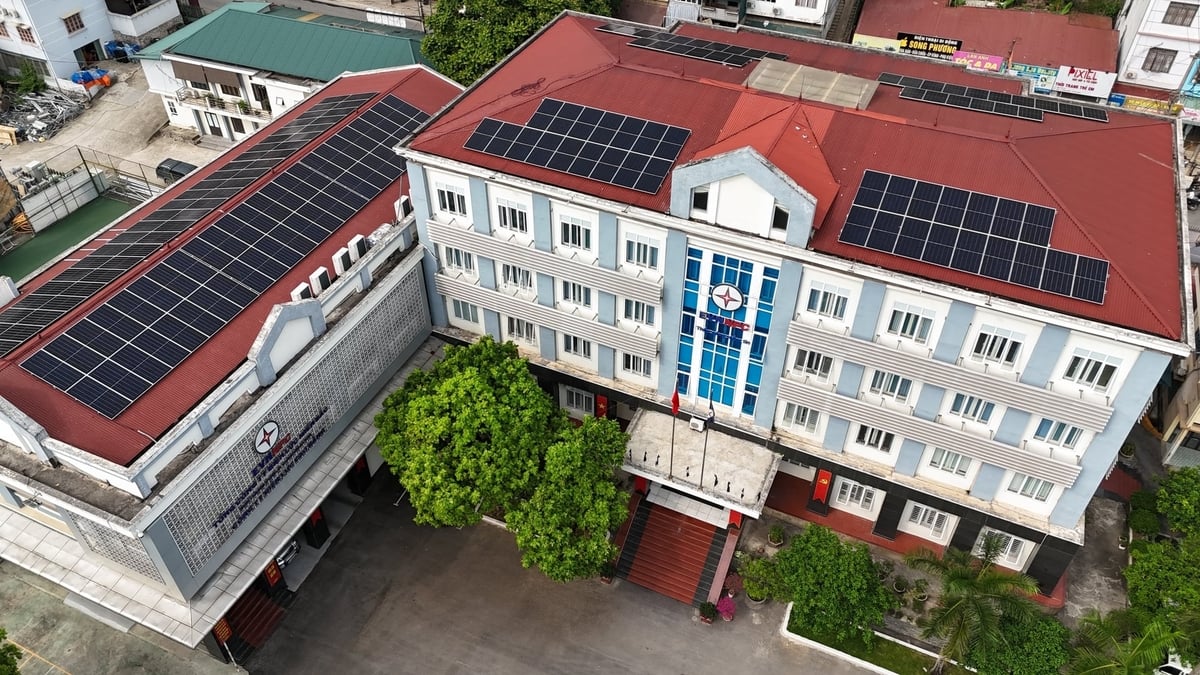  Trụ sở Công ty Điện lực Cao Bằng lắp đặt hệ thống điện mặt trời mái nhà. Ảnh: EVNNPC.