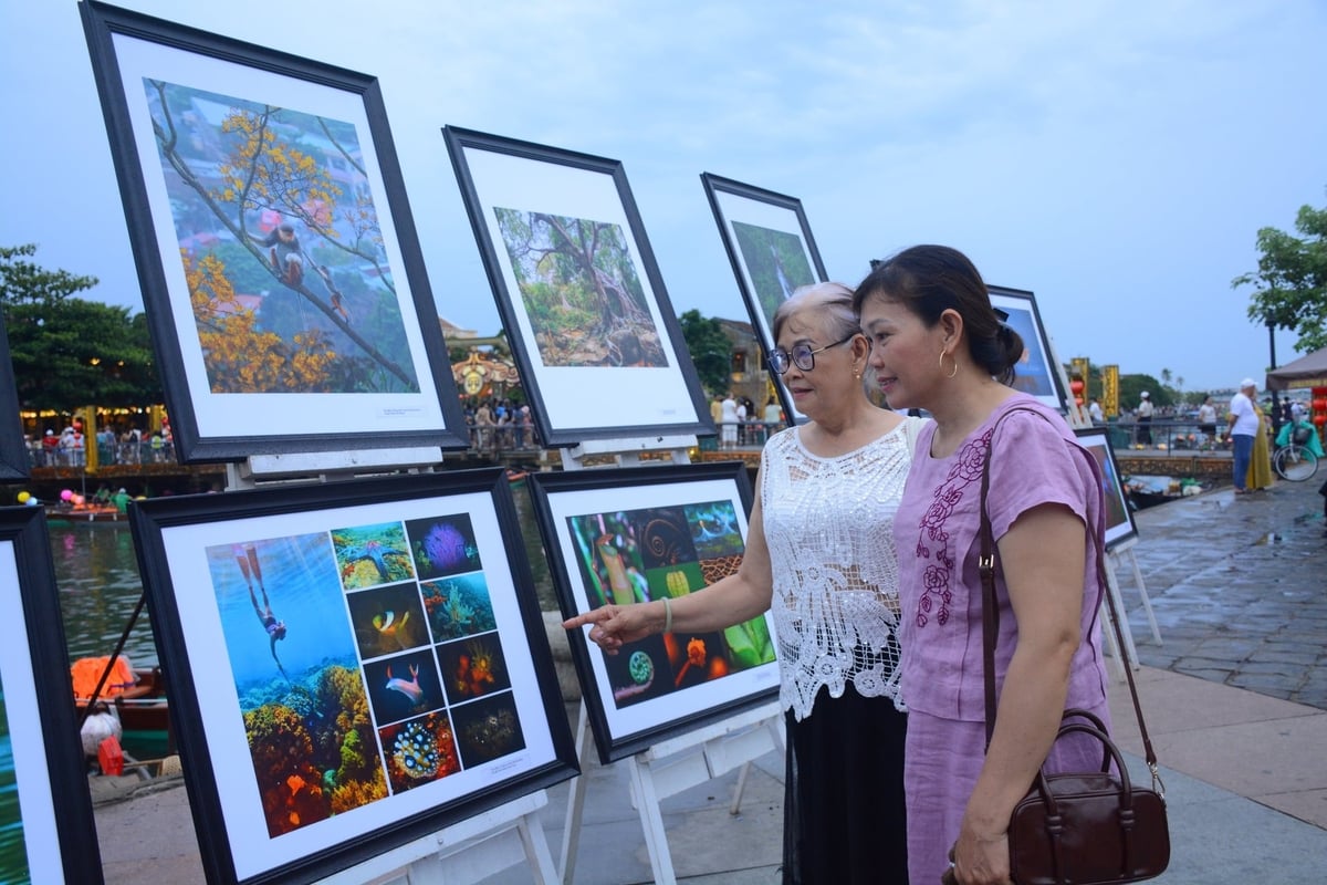 Người dân và du khách tham quan triển lãm ảnh đa dạng sinh học. Ảnh: Lan Anh.