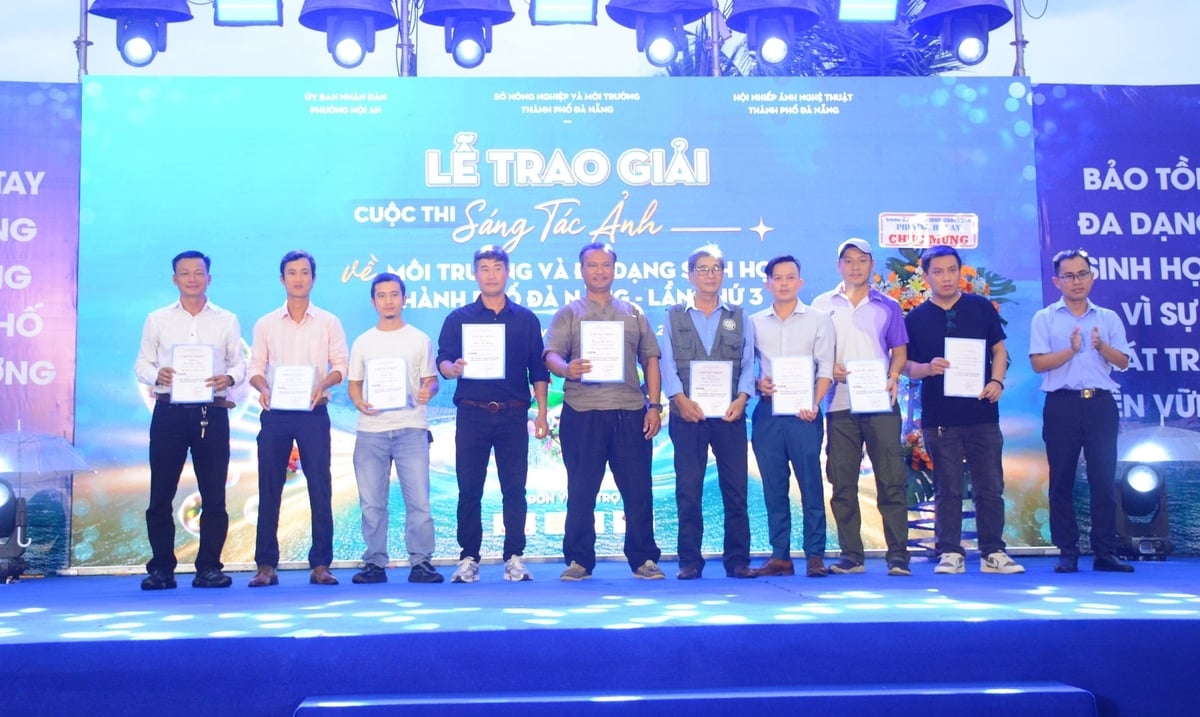 Trao chứng nhận cho các tác giả có tác phẩm tham dự triển lãm. Ảnh: Lan Anh.