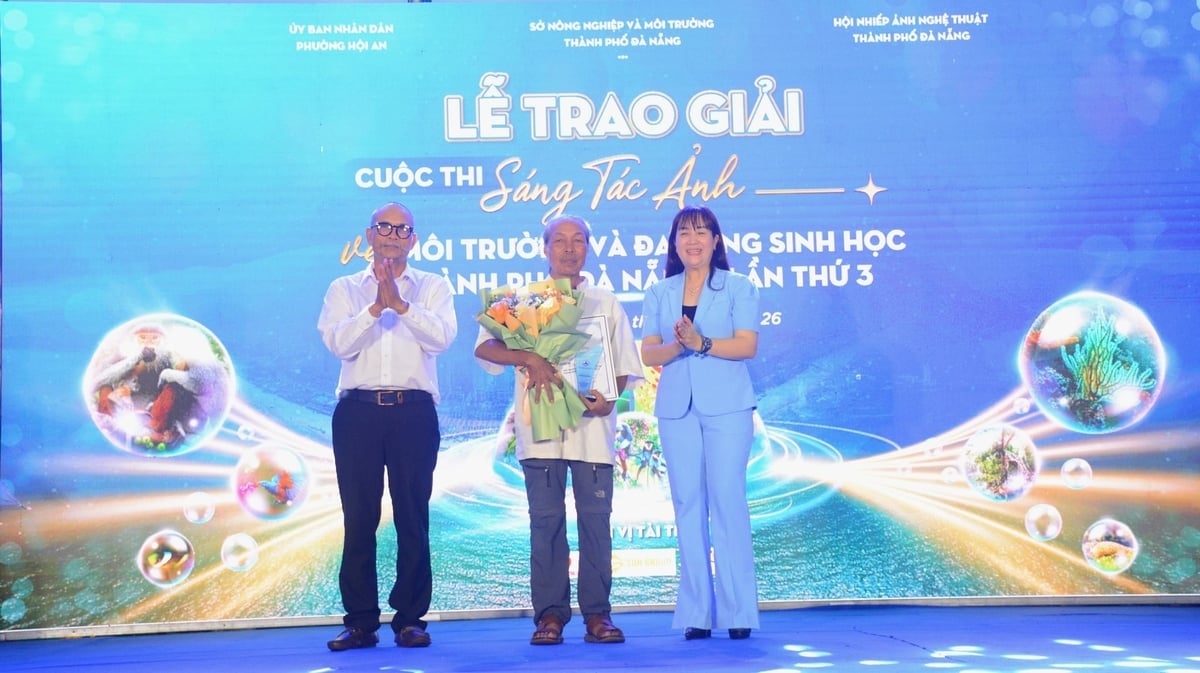Ban tổ chức trao giải Nhất cuộc thi cho tác phẩm 'Câu chuyện cây sâm Ngọc Linh – Sâm Việt' của tác giả Phạm Huy Đằng. Ảnh: Lan Anh.