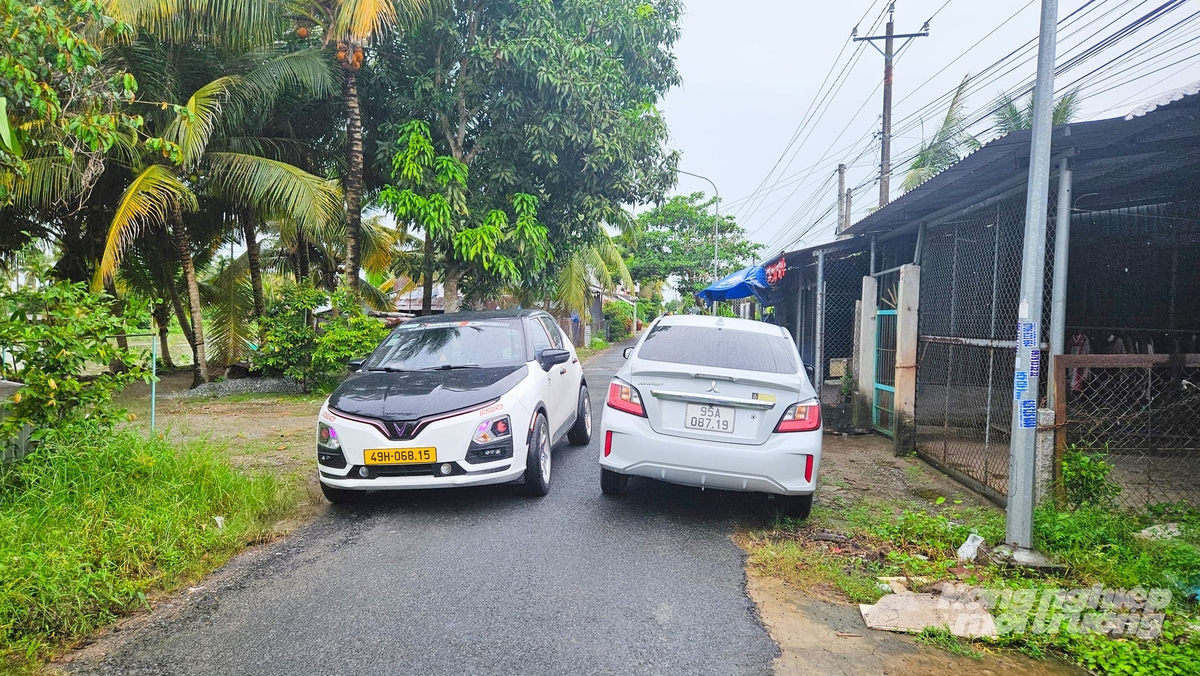 Đường giao thông trên địa bàn xã Vĩnh Tường nhỏ hẹp, xe ô tô gặp nhiều khó khăn khi tránh nhau. Ảnh: Văn Vũ.