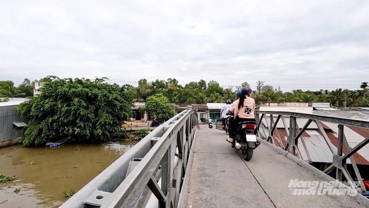Cầu qua chợ Vĩnh Tường là cầu sắt rất cũ, có mặt cầu hẹp, hiện chỉ cho phép  xe máy và phương tiện nhỏ lưu thông qua lại, người dân vận chuyển hàng hóa quan bên sông bằng xe tải phải di chuyển rất xa nên tốn nhiều chi phí. Ảnh: Văn Vũ.