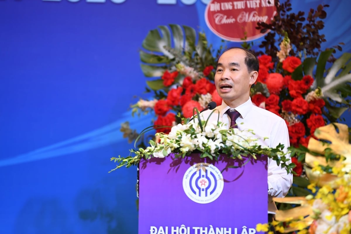 Phó Giám đốc Sở Y tế Hà Nội Nguyễn Đình Hưng phát biểu chỉ đạo tại Đại hội. Ảnh: Bệnh viện Ung Bướu Hà Nội.