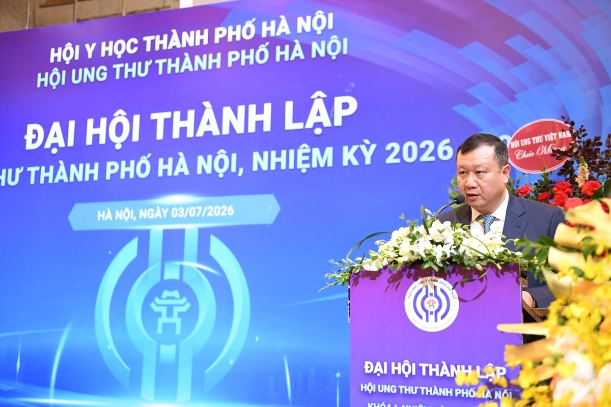 TTƯT.TS.BS. Bùi Vinh Quang, Giám đốc Bệnh viện Ung Bướu Hà Nội, Trưởng Ban Vận động thành lập Hội Ung thư thành phố Hà Nội phát biểu khai mạc Đại hội. Ảnh: Bệnh viện Ung Bướu Hà Nội.