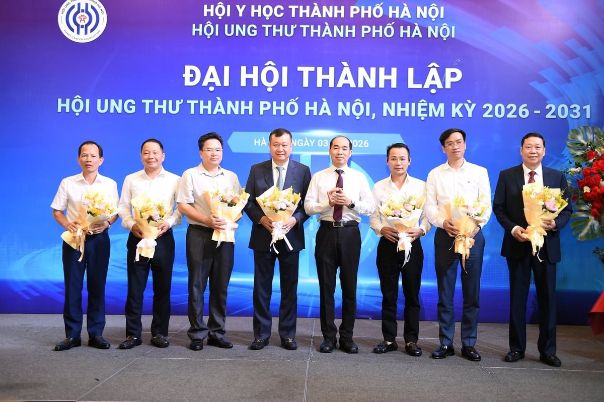 Lãnh đạo Sở Y tế Hà Nội tặng hoa chúc mừng Ban Chấp hành Hội Ung thư thành phố Hà Nội khóa I, nhiệm kỳ 2026-2031. Ảnh: Bệnh viện Ung Bướu Hà Nội.