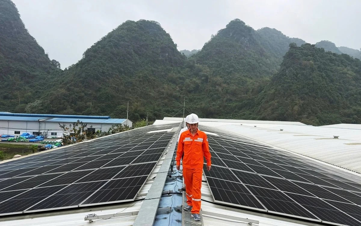 Nhiều hộ gia đình tỉnh Tuyên Quang lắp đặt hệ thống điện mặt trời mái nhà nhằm tiết kiệm chi phí tiền điện. Ảnh: CTĐL Tuyên Quang.