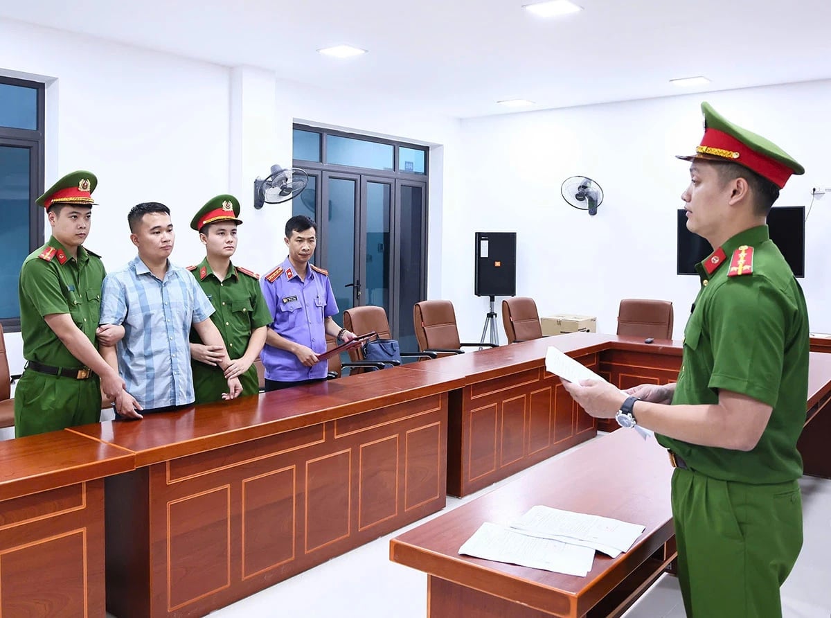 Công an tỉnh Tuyên Quang thực hiện Lệnh giữ người trong trường hợp khẩn cấp đối với Nguyễn Hà Duy (sinh năm 1998), giáo viên Trường THPT Chuyên Tuyên Quang. Ảnh: Công an tỉnh Tuyên Quang.