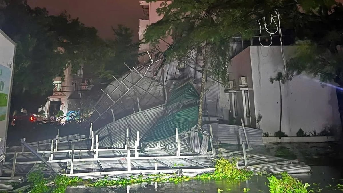 Khoảng 20 ngôi nhà bị tốc mái tại phường Móng Cái 1. Ảnh: Thế Hoàng.