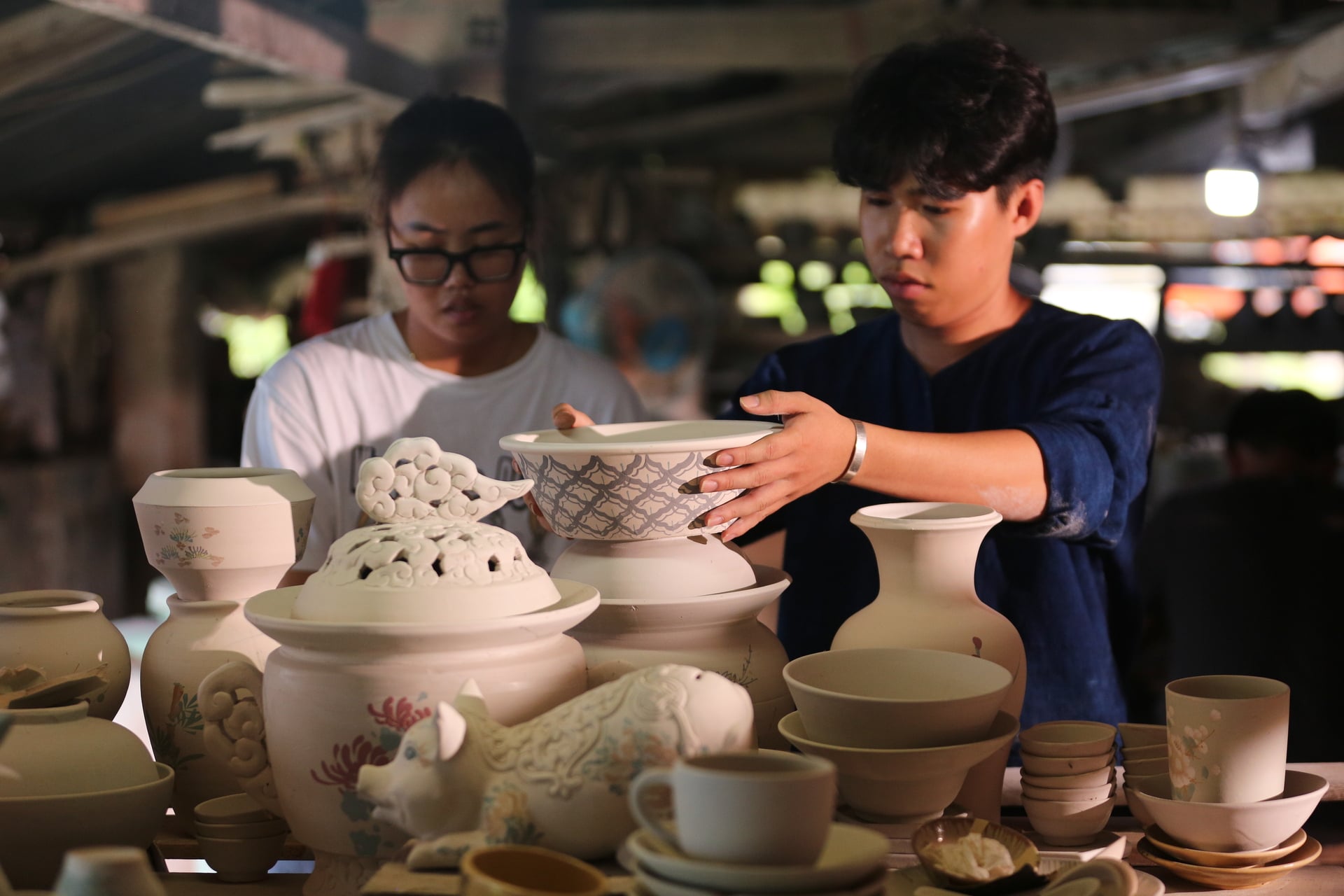 Xuân Huỳnh (sinh năm 1998), nhà sáng lập Nắng Ceramics, người góp phần đưa dòng gốm Lái Thiêu đến gần hơn với người tiêu dùng hiện đại và du khách quốc tế. Ảnh: Bee.