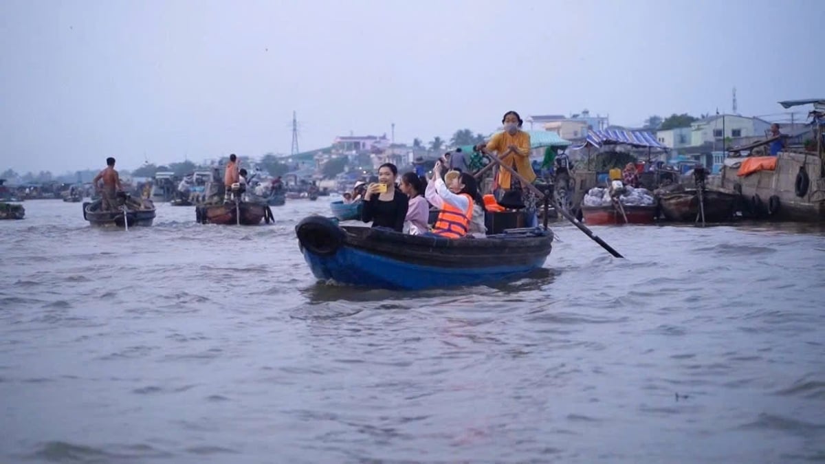 Chợ nổi Cái Răng tiếp tục là sản phẩm du lịch đặc trưng, thu hút đông đảo du khách đến với Cần Thơ. Ảnh: Văn Vũ.