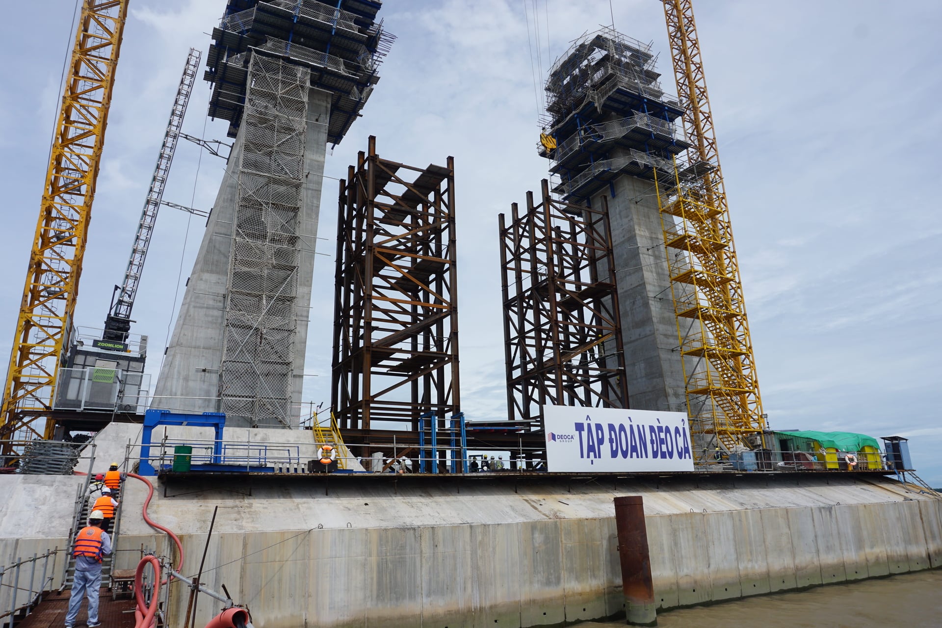Trụ B23 do Tập đoàn Đèo Cả thi công đang được đẩy nhanh tiến độ để hoàn thành các hạng mục theo kế hoạch. Ảnh: HT.