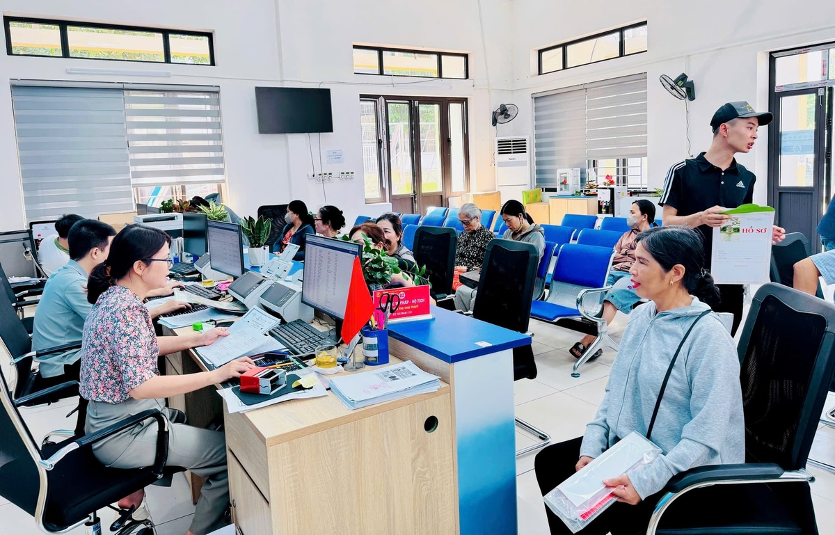 Nhiều người dân đánh giá việc ứng dụng công nghệ giúp quy trình giải quyết thủ tục rõ ràng, minh bạch hơn. Ảnh: Phương Xuyến.
