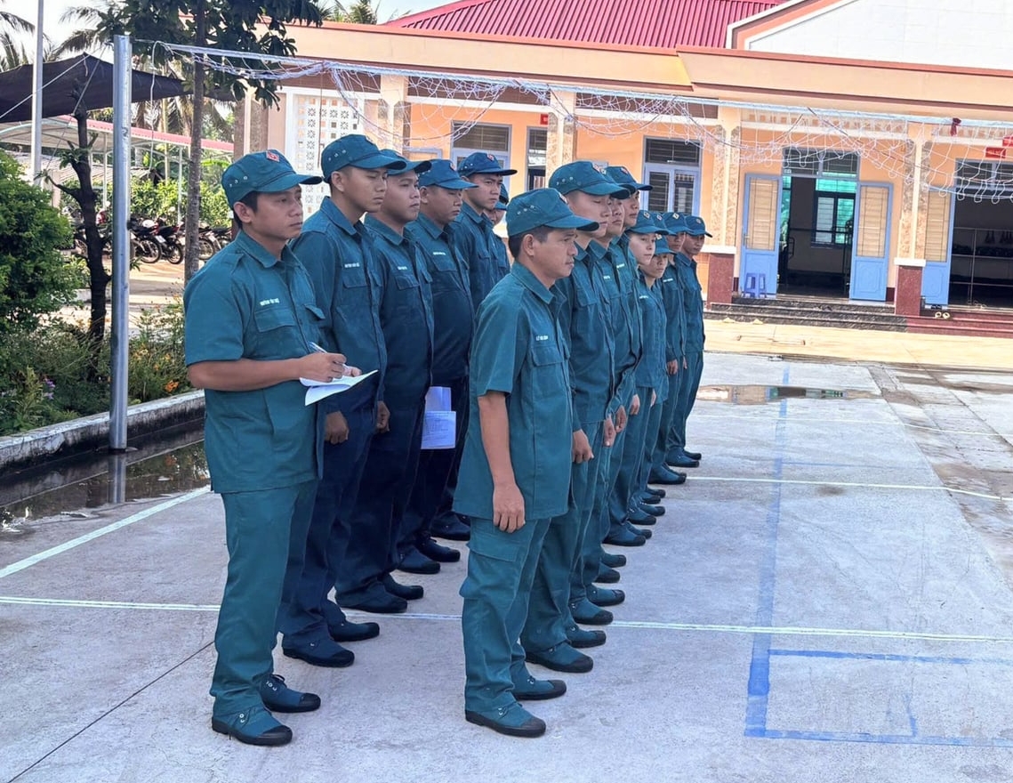 Lực lượng dân quân phường Long Bình tham gia huấn luyện điều lệnh đội ngũ, góp phần nâng cao chất lượng công tác quốc phòng, quân sự địa phương. Ảnh: Văn Vũ.